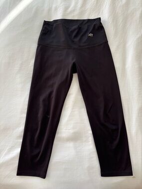 Mika Yoga Wear Black Capri Leggings